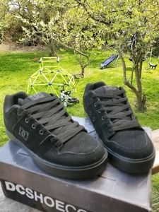 Size 8 mens DC pure skate shoes